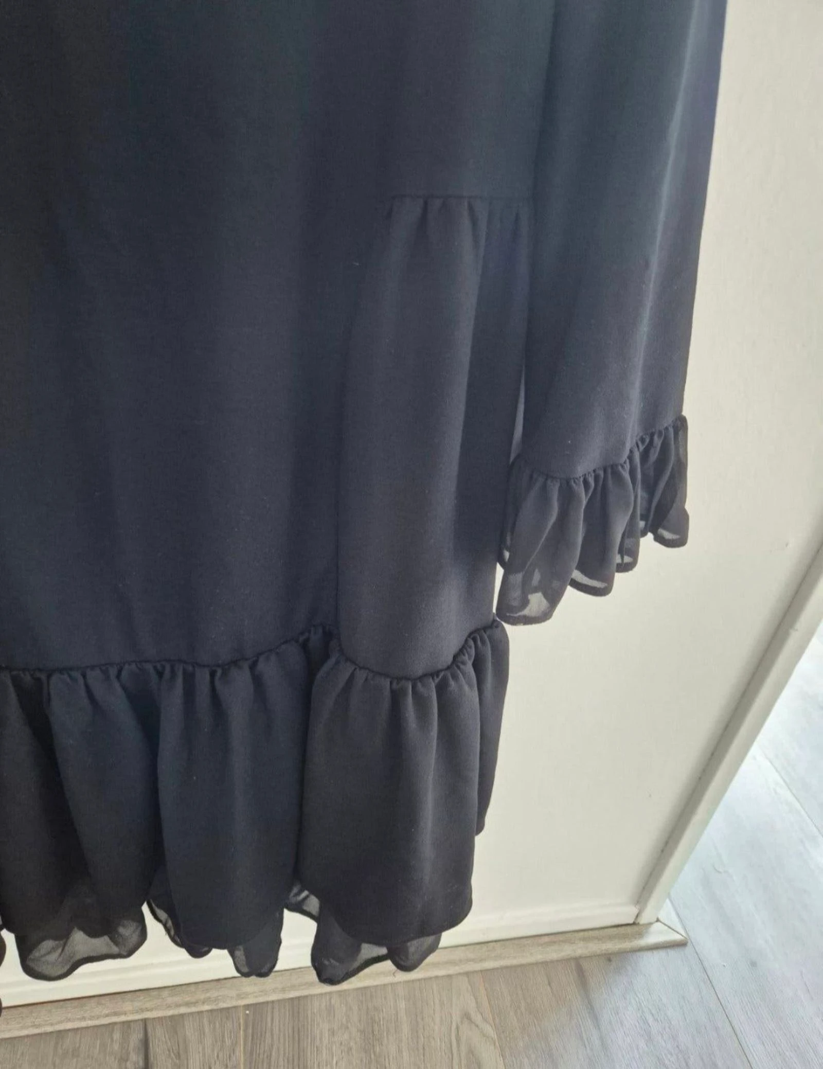 Mango (MNG) vestido túnica preto com babados e decote em V – Tamanho M – photo 3